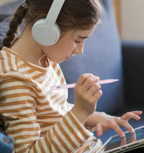 Person using an OASO stylus with a tablet